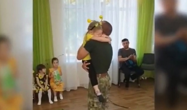 Трогательная встреча вернувшегося из зоны СВО татарстанца с детьми попала на видео