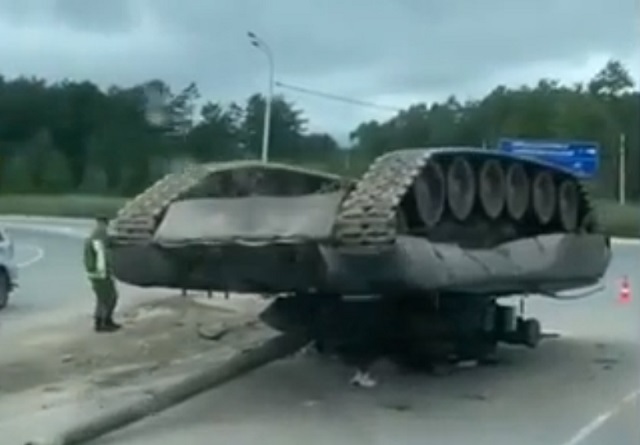 Перевернувшийся танк стал причиной автомобильной пробки на Сахалине
