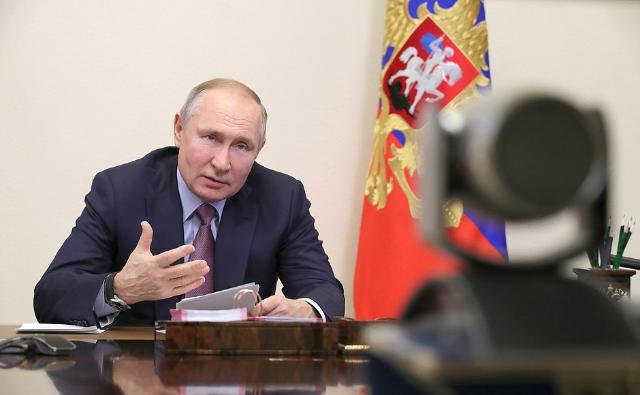 Путин анонсировал выплату 225 млрд рублей классным руководителям российских школ 