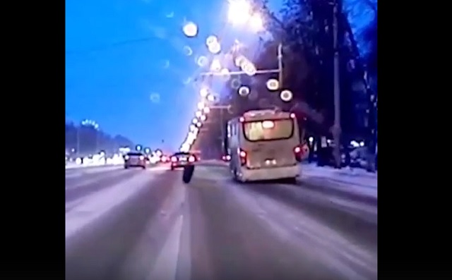 В Уфе пассажирский автобус лишился двух колес прямо на ходу – видео
