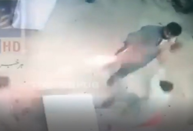 Шокирующее видео: киллер расстрелял посетителей ресторана сразу из двух пистолетов