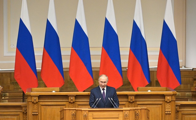 Путин поручил обеспечить условия для открытости общественно-политической системы РФ