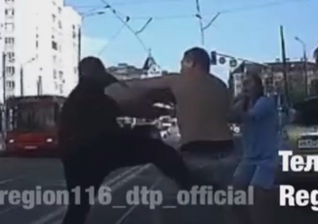 Кулачный бой не поделивших дорогу автомобилистов попал на видео в центре Казани