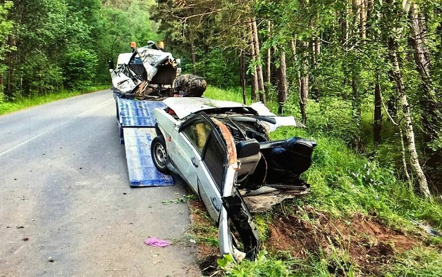 В Татарстане пьяный водитель разорванной напополам «Лады» чудом остался жив — видео