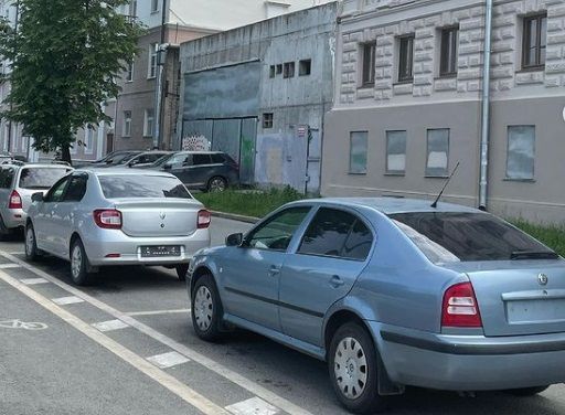 Казанцы пожаловались на снимающих номера на парковках в центре города водителей