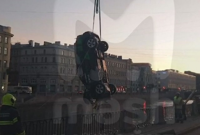 Удирающий от полицейских пьяный гонщик вылетел с моста в реку в Петербурге – видео