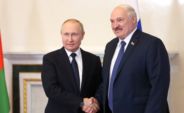 Лукашенко поблагодарил Путина за поддержку проекта возведения порта в Бронке