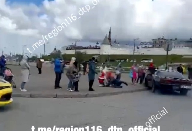Момент наезда иномарки на зрителя автопробега в центре Казани попал на видео