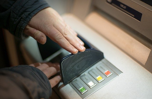 ЦБ: необходимо усилить контроль за пополнением карт через банкоматы