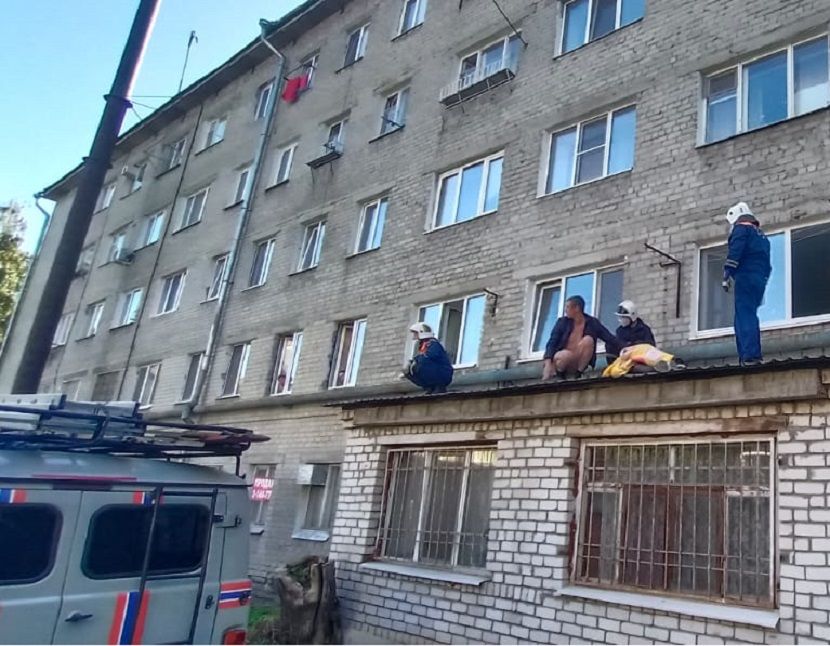 В Казани из окна четвертого этажа выпала девочка