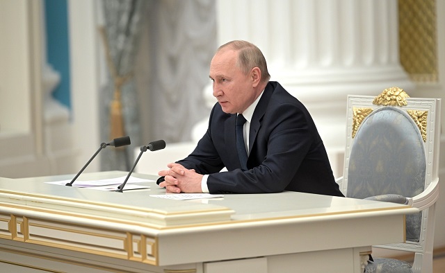 Путин поручил кабмину продумать механизмы страхования при перевозках по морю