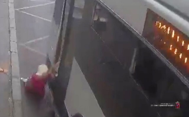 Зажатую дверьми троллейбуса пенсионерку протащило по асфальту в  Волгограде - видео