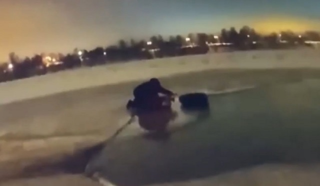 Спасение провалившейся в полынью трехлетней девочки попало на видео в Петербурге