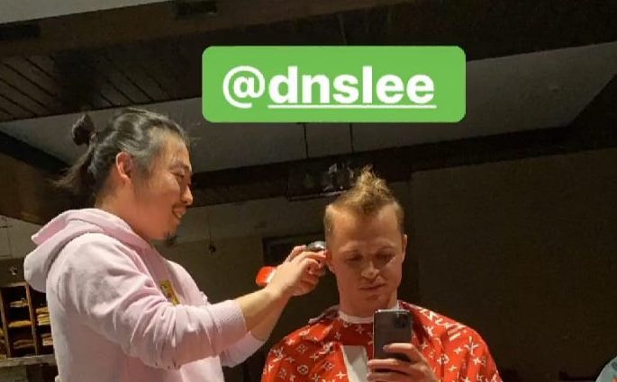 «Коронавирус»: Так Тарасов подписал фото с парикмахером-азиатом