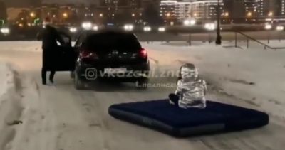 В центре Казани автомобилист устроил экстремальные катания на матрасе