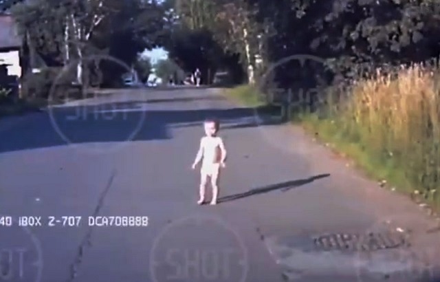Гуляющий в одиночестве по дороге ребенок едва не попал под авто в Кирове - видео