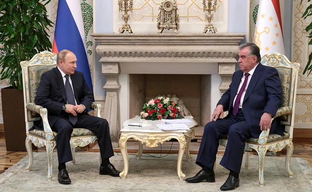 Путин обсудил с Рахмоном предстоящий саммит ШОС в Самарканде