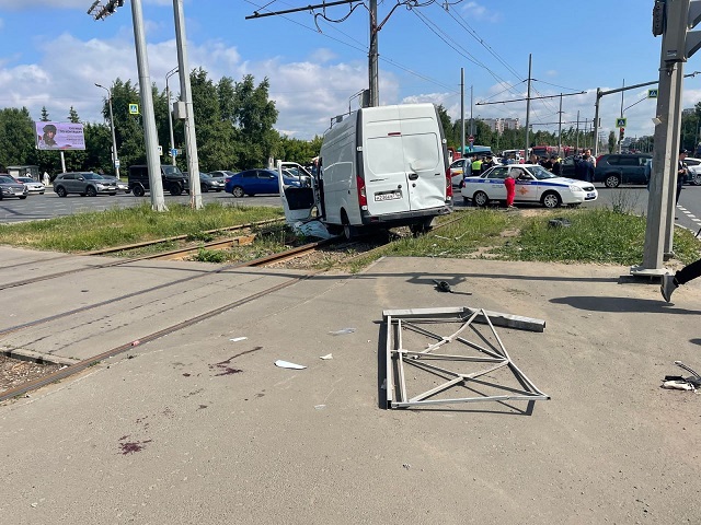 Mash: жителю Казани оторвало голову фургоном на автобусной остановке