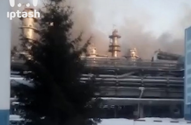 В Нижнекамске локализовали масштабный пожар на заводе синтетического каучука - видео