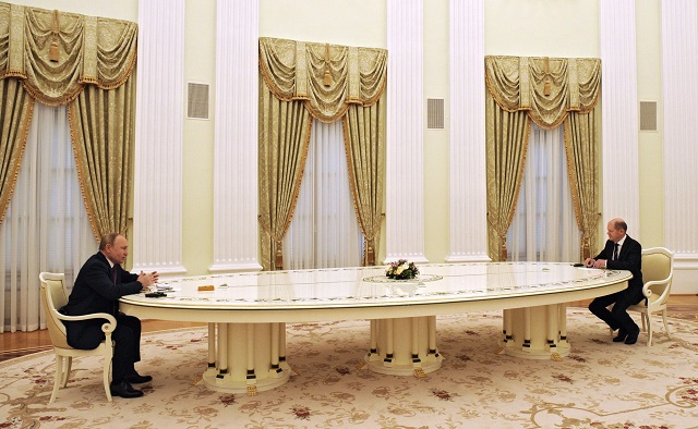 Путин в беседе с Шольцем назвал удары по объектам на Украине «вынужденной реакцией»