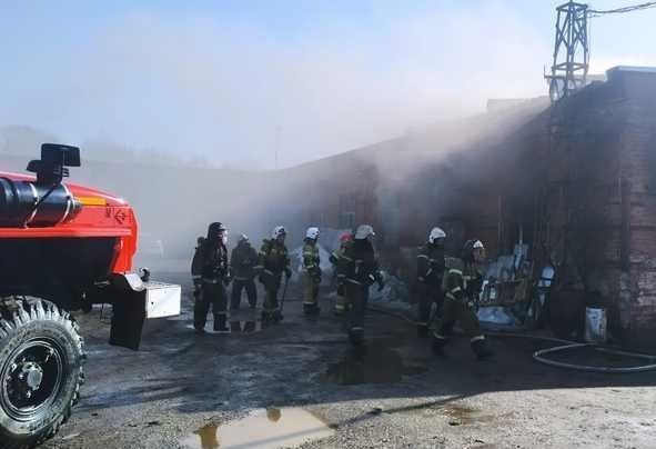Складская база сгорела в Казани сегодня утром