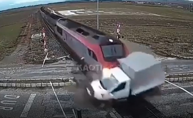 Шокирующее видео: поезд снес застрявшую на ж/д путях «Газель»