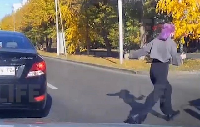 Эвакуатор на бешеной скорости снес перебегавшую дорогу девушку – видео
