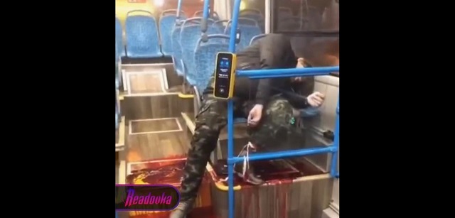 Люди которые умерли в москве. Мужик в автобусе. Автобус с ногами. Штырь в автобусе.