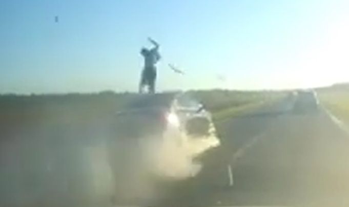 Шокирующее видео: иномарка сбила бабушку с внучкой на трассе в Татарстане