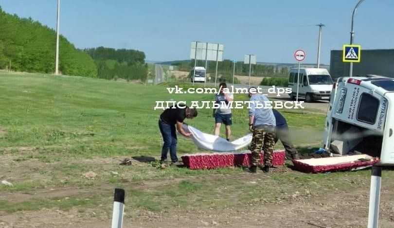 В Татарстане гроб с покойником выпал из попавшего в ДТП катафалка