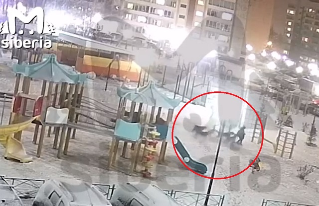 Спасение мужчиной маленького ребенка от стаи голодных собак попало на видео