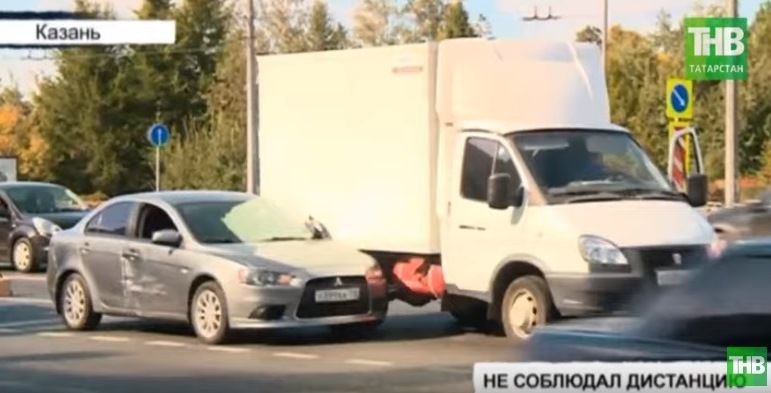 На улице Ершова в Казани образовалась огромная пробка из-за столкновения четырех автомобилей (ВИДЕО)