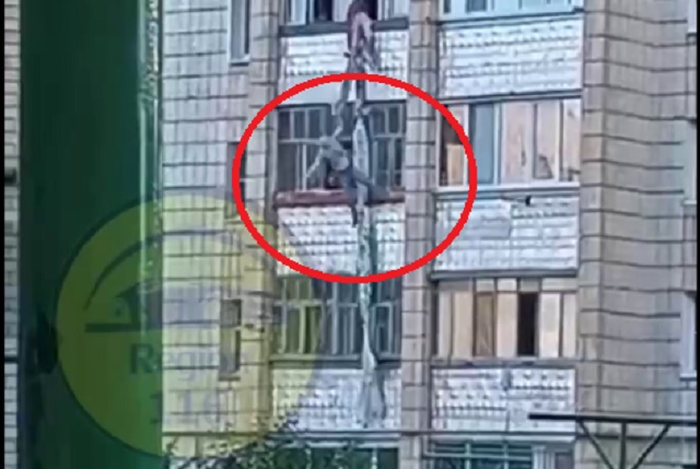 В Казани сняли на видео охваченный огнем балкон на ул. Адоратского — НТР 24