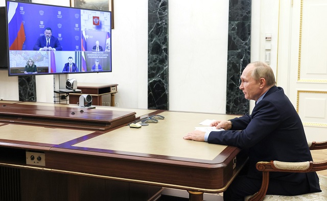 Путин напомнил о продлении программы материнского капитала до 2026 года
