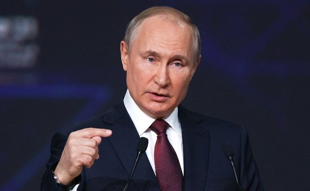 Путин призвал россиян не игнорировать ограничения из-за COVID-19
