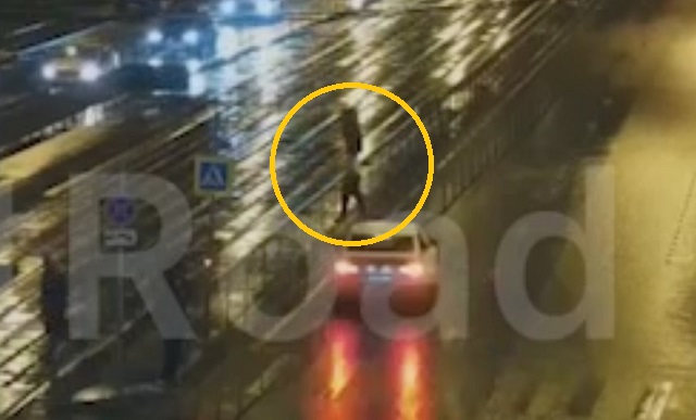 BMW подбросила в воздух перебегавшего на «красный» пешехода в Москве - видео 
