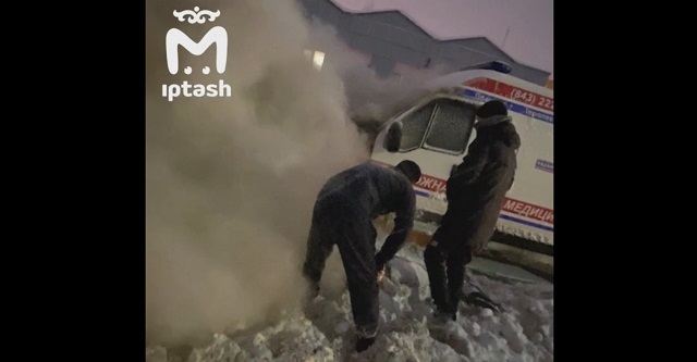 Карета скорой помощи загорелась прямо во время движения в Казани – видео