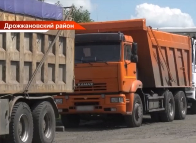 В Татарстане оштрафовали водителей большегрузов, которые из-за перегруза повредили дорогу