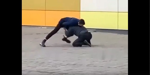 Видео: В Красноярске охранник избил мужчину, пытавшего проникнуть в ТЦ без QR- кода