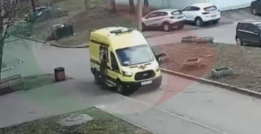 Медсестра порется с больным в машине скорой помощи