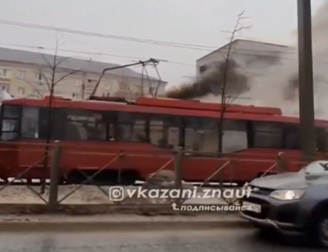 «Никогда такого не было, и вот опять»: в Казани сгорел очередной трамвай – видео