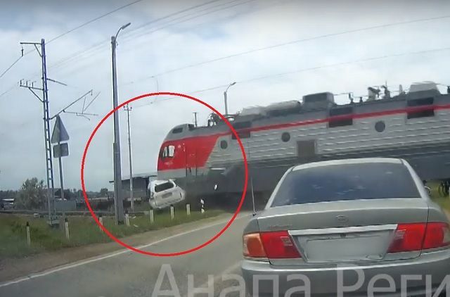 Появилось видео гибели двух людей, влетевших на джипе под поезд Москва – Анапа