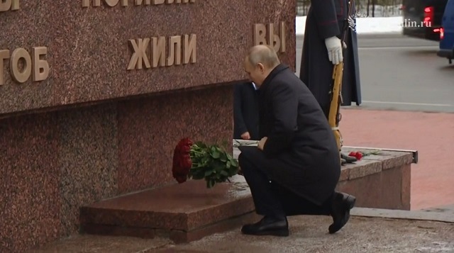 Путин возложил цветы к мемориалу воинам, павшим на Невском пятачке – видео