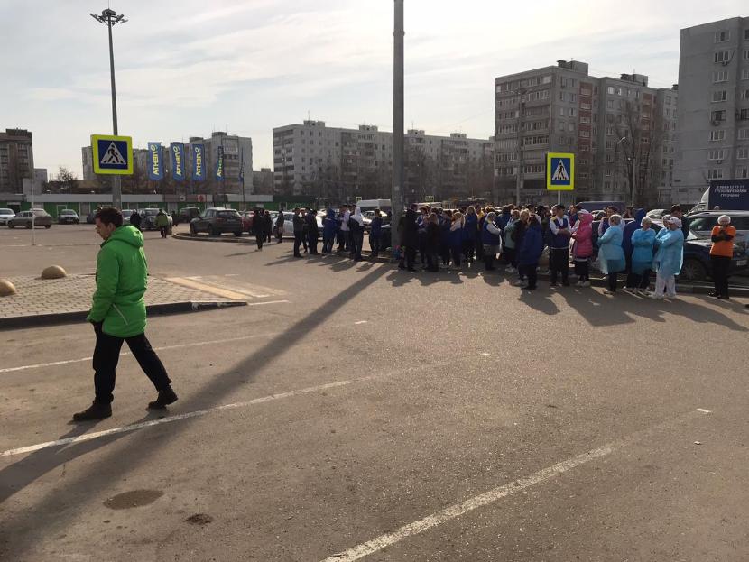 На улице Адоратского в Казани эвакуируют покупателей и персонал ТЦ «Лента»