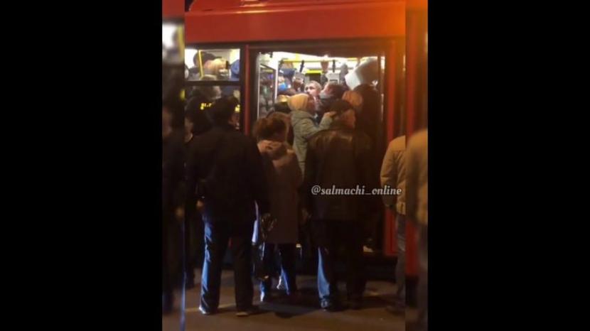 Прокуратуру заинтересовало видео с переполненным автобусом в Казани
