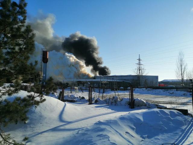 В промышленной зоне Набережных Челнов вспыхнул крупный пожар – видео
