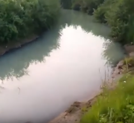 В Татарстане в Аксубаевском районе вода в реке течет молочного цвета