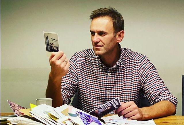 Немецкие читатели осудили Алексея Навального за оскорбление бывшего канцлера ФРГ