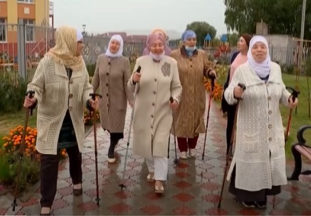 «Абдрахмановские бабушки»: в Альметьевском районе на выборы избиратели пришли в нарядных костюмах и с песней - видео