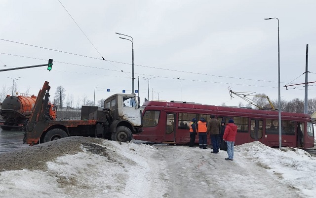 В Казани грузовик с отказавшими тормозами протаранил трамвай 